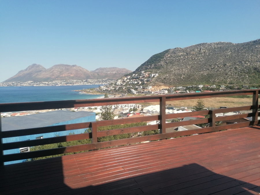 To Let 4 Bedroom Property for Rent in Glencairn Heights Western Cape